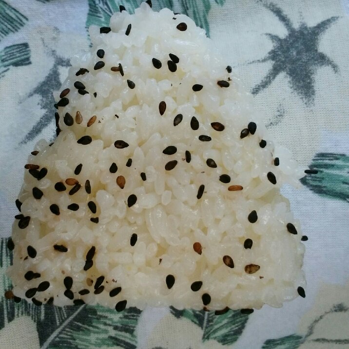 冷えても美味しい ごま塩おにぎり レシピ 作り方 By ゆきゆき7954 楽天レシピ 冷えても美味しい ごま塩おにぎり レシピ 作り方 By ゆきゆき7954 楽天レシピ